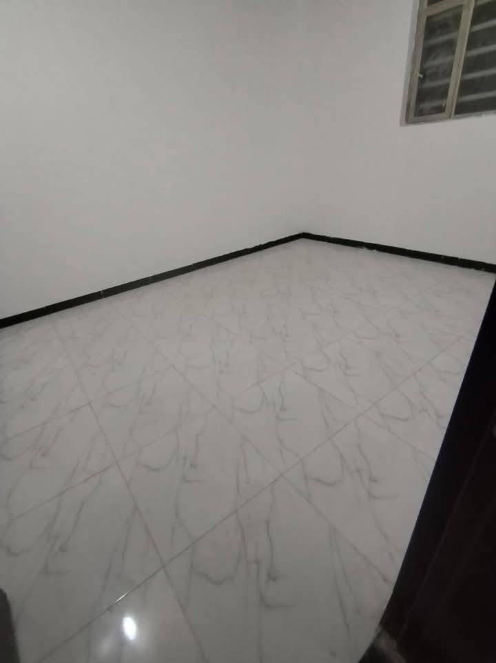 مكتب ولايه علي
بيت للبيع مساحة 50متر طابو زراعي سند 25 اقرار محكمة 

بنيان جديد درجه اولى طابوك اساس وسقف صب كونكريت جدران البيت كامل سيراميك هندي والأرض بورسلين
السطح مغطى سندويج بالكامل 

مبني فيه غرفه وصاله ومطبخ وصحيات ومكشوفه

العنوان شارع المطار القديم قرب صيدليه صفا عبد الرضا بالفرع قريب للشارع العام 
ملاحظه موجود صور لجميع مراحل العمل 

السعر المطلوب نقد  26مليون وبيه مجال

للاستفسار اتصال أو واتس اب
***********
ابو علي العبدلي
