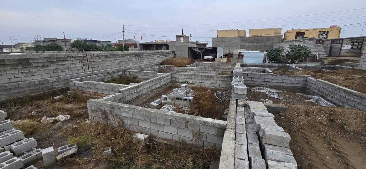 قطعة زراعيه للبيع المساحه 200 متر
مبنيه بتلو  وجاهزه للدفن 
تحتوي على 
غرفتين داخلي
مساحه درج + حمام مشترك
استقبال ومطبخ
كراج صحيات  خارجي 
الموقع قراب حسينيات البيانين  
شارع 10 
وصله ماي  
الاستفسار اكثر اتصل على 
***********
