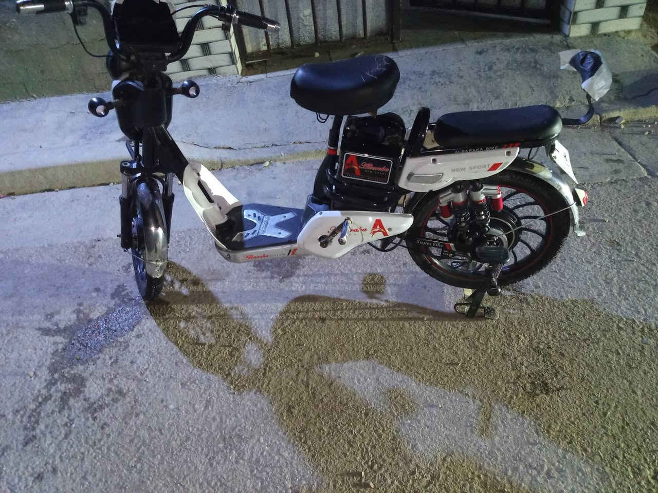 السلام عليكم دراجة شحن حجم 20خمس بطاريات جداد الدراجة جديدة بمعنى الكلمة الكهربايات كلة شغال مكان بغداد المشتل بحي الراسة السعر 250وبيهة مجال الطيبين رقمي ***********
