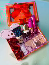 بوكس عيد حب • مكياج ناعم • كارت معايدة