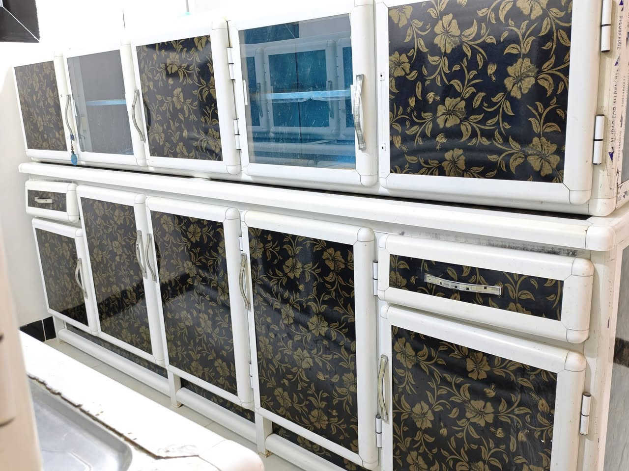 كاونتر اخو الجديد تفصال قديم
اربع قطع نضافته 90% سعره 500 وبي مجال بصيط  
المكان كوت حي الجهاد ***********
