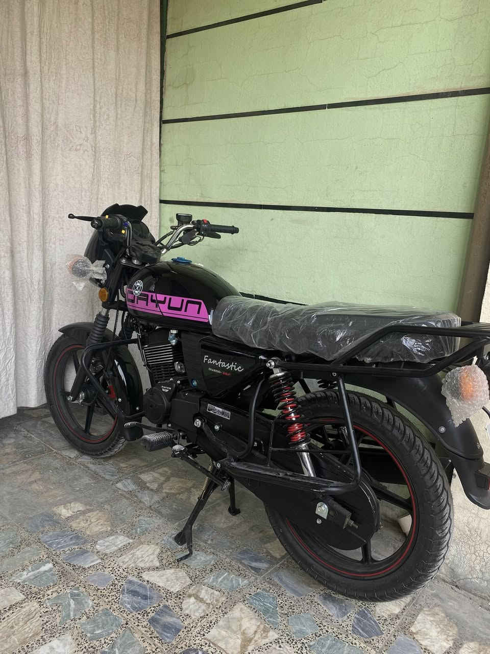 دايوان مديل 2025 الدراجه زيرو ونضيفه ماشيه 3000 كيلو فقط سبانه ما ممدوده عليهه مرقمه سليمانيه بس تروح تحول 
المكان : بغداد البياع تقاطع درويش 
السعر : مليونين و500وبيهه مجال للشراي 
رقمي ***********
