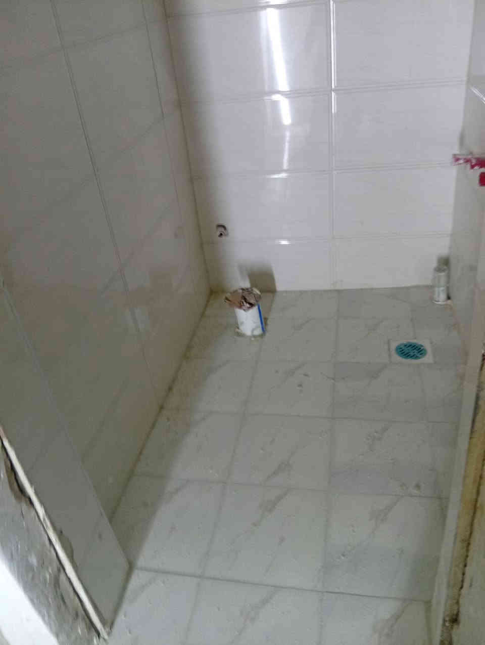 سلام عليكم خلفه سيراميك مصري شغل درجه اولى تسليم مهندس مقيم في بغداد الجديده رقم واتس***********
