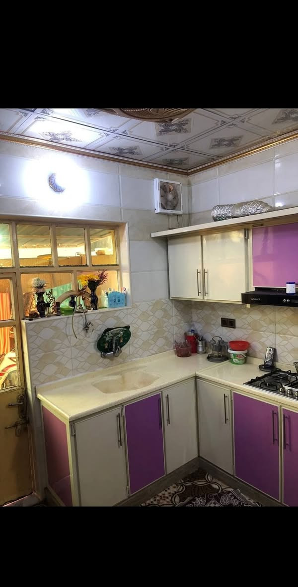 السلام عليكم مشتمل للبيع طابوا صرف سند مساحة 125 يقع قرب دائر رعاية النساء التفاصيل: 
ويحتوي على غرفتين نوم 
و يحتوي على أستقبال 
ويحتوي على مطبخ
 ويحتوي على مناور 2 
ويتحوي على خدمات كامله مثل الماء والكهرباء والمجاري 
والتبليط والبيت يقع ركن 
بس جيب غراضك وهاهيه ماتحتار من اي شي  للأستفسار الاتصال على الرقم التالي ***********
