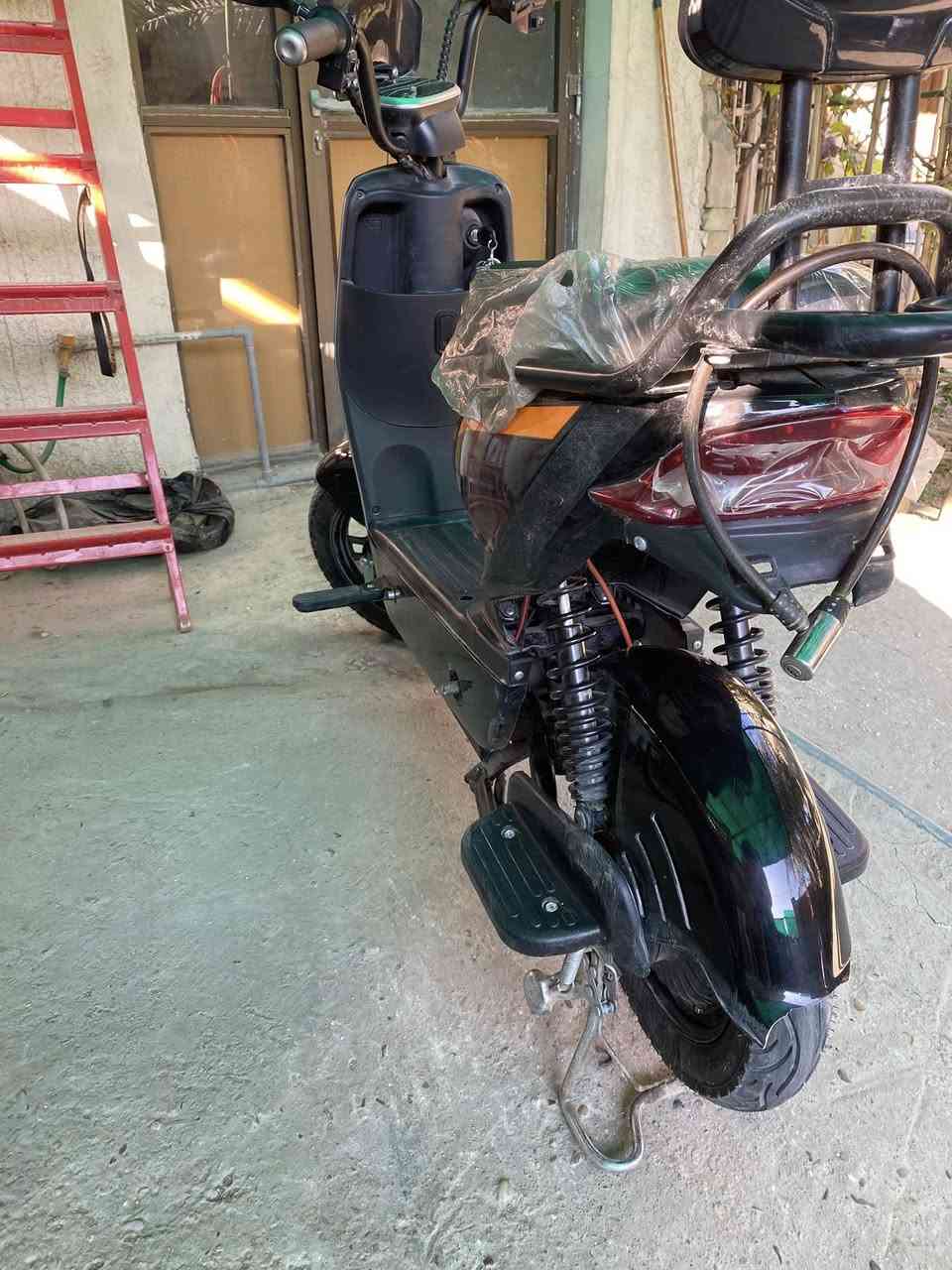 دراجه شحن للبيع :
خمس بطاريات حجم كبير وحده جديده واربعه مال شركه 
سرعتها 60 الحقيقي 48-46 
تشغيل عن بعد 
حجم الملف 800
تحمل الى وزن 150 كيلو
وصل الشراء موجود و بأسمي
دراجه بعدها جديده مابيها اي نقص وكلش نظيفه 
بيها فقط كسر صغير بالجاملغ الخلفي وميبين وموضح بالفديو
السعر 280 الف 
المكان : الحريه البستان 
للتواصل واتساب او هاتف : ***********
