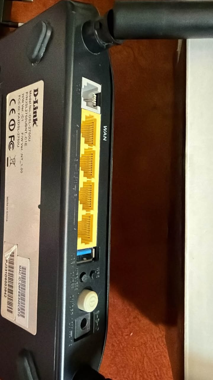 للبيع: راوتر ومودم دي-لينك (D-Link Wireless N300 ADSL2+) بحالة ممتازة!

الوصف:جهاز مودم وراوتر متكامل من شركة D-Link العالمية، يمنحك اتصال إنترنت مستقر وسريع وبسعر اقتصادي جداً

. الجهاز يدمج بين المودم والراوتر في قطعة واحدة لتوفير المساحة والأسلاك.

✨ الميزات الأساسية:السرعة: تصل إلى 300 ميجابت في الثانية (N300) لتصفح سريع ومشاهدة الفيديوهات.

التوافق: يدعم خطوط الإنترنت الأرضي (ADSL2+).

المنافذ: يحتوي على 4 منافذ شبكة (Ethernet) لتوصيل الكمبيوتر أو الشاشة مباشرة بالسرعة الكاملة.

الأمان: حماية متكاملة وجدار حماية لحجب الاختراقات وتأمين شبكتك المنزلية.📦 محتويات العلبة (كاملة كما في الصورة):

جهاز الراوتر (مع الهوائيات/الأناتنا لتقوية الإشارة).محول الطاقة الأصلي (الفيش).

كابل الهاتف الرمادي.الفلتر / السبلتر (الموزع الأبيض).

الكرتونة الأصلية الخاصة بالجهاز.الحالة: مستعمل بحالة ممتازة جداً ونظيف تماماً وشغال 100% بدون أي مشاكل


**إذا كنت صاحب هذا الإعلان وتريد حذفه لأي سبب، رجاءا أرسل رسالة إلى الدعم الفني**