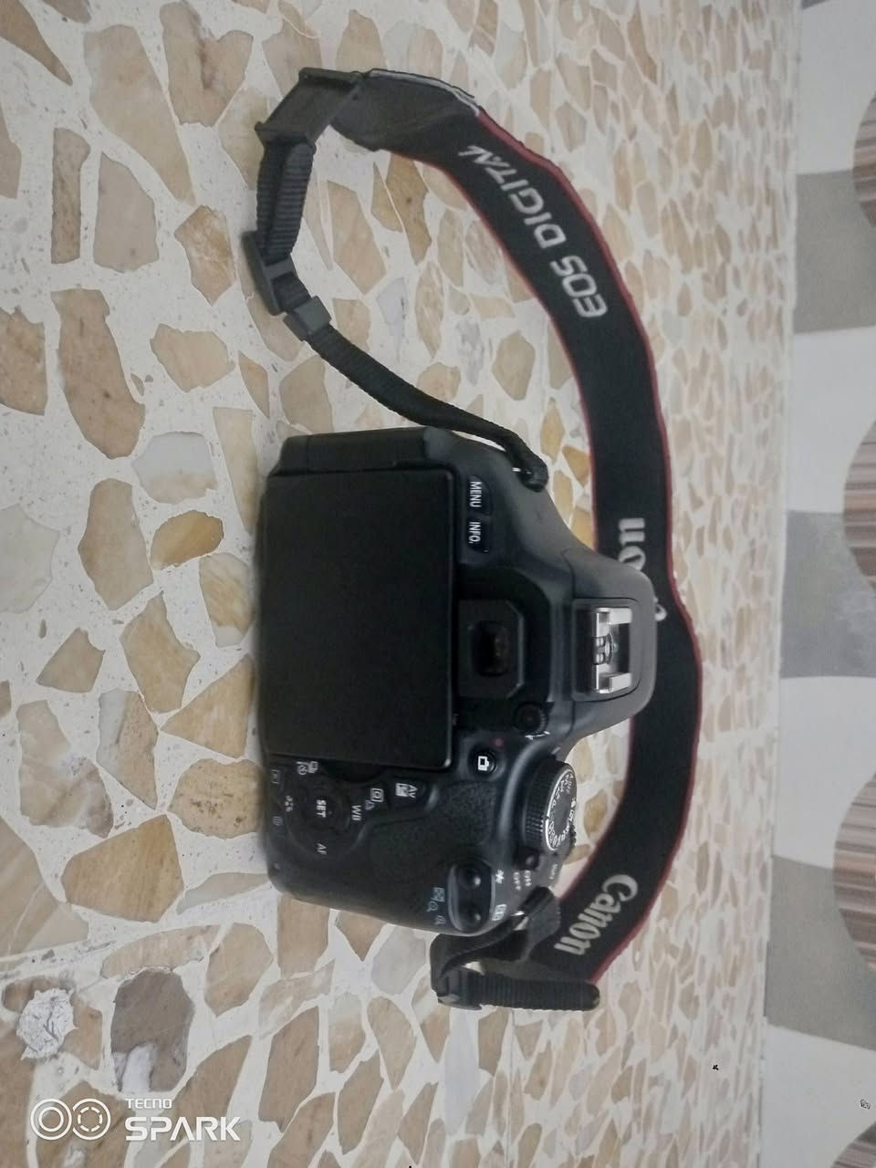 كانون 600D مع عدسه 18_55mm
كامره احترافيه وقويه بالتصوير
نظافة فول زيرو جدا عاليه استخدام شخصي 
عدسه زوم
كامل ملحقات
جنطه 
بطاريه اصليه
شاحنه 
حزام كتف 
غطاء عدسه
 
السعر 350   ألف 
مكاني الموصل 
رقم  ***********
