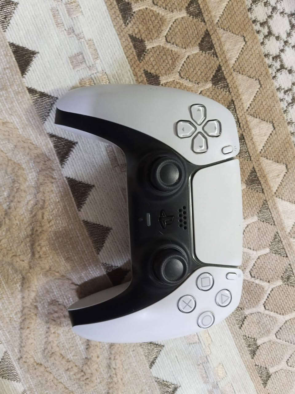 پلي فايف سلم جديد استعمال قليل وياه جوستك أصلي مالته و گود اوف وآر النسخه الجديده و فيفا 22 و جي تي أي أقراص نضيفه اي واحد شراي يتصل على هذا الرقم ***********.
