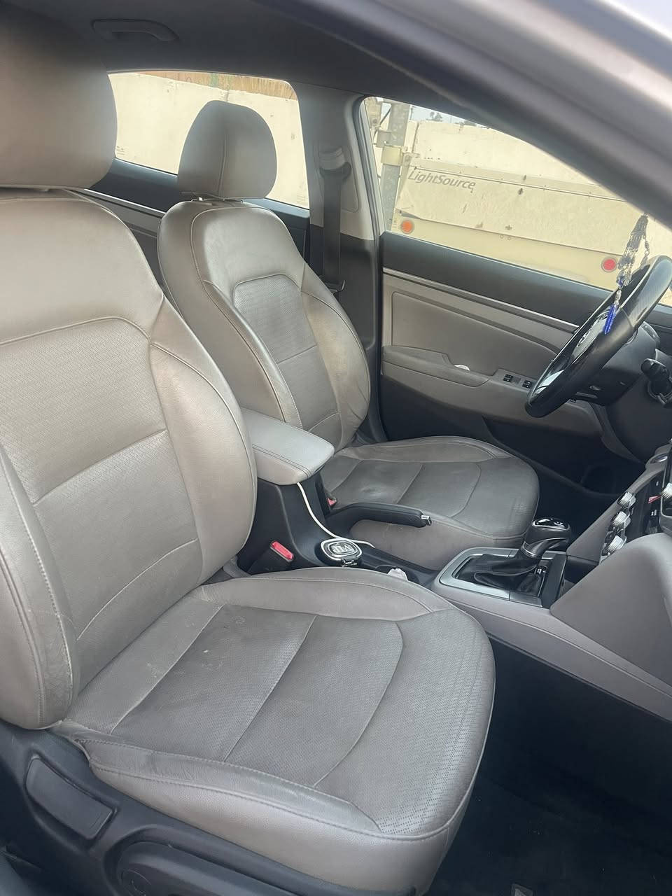 # للبيع  او مراوس موديل احدث... الانترة 20  سيارة فول عدة فتحه وارد امريكي  8 نمر كير صور حادث مرفوقه مع صور  سيارة ماشيه 70 سيارة خير من الله على وضع شركه  بس دهن وبانزين  ديرلهه 
بصمه تشغيل  
بصمه ابواب 
لايت اربع عدسات زنون 
بكلايت لد 
جنطه ذكيه عند القتراب تفتح 
تحكمات ستيرن 
شاشه لمس 
رادرات جانبيه 
مثبت سرعه 
سياقه ذاتيه 
كامرة خلفيه 
كشنات جلد 
تدفئه كشنات 
كشنات كهربائي  
اشاير مري 
بعد بيه مواصفات 
       ***********    مكاني بغداد زعفرانيه( 150 )
