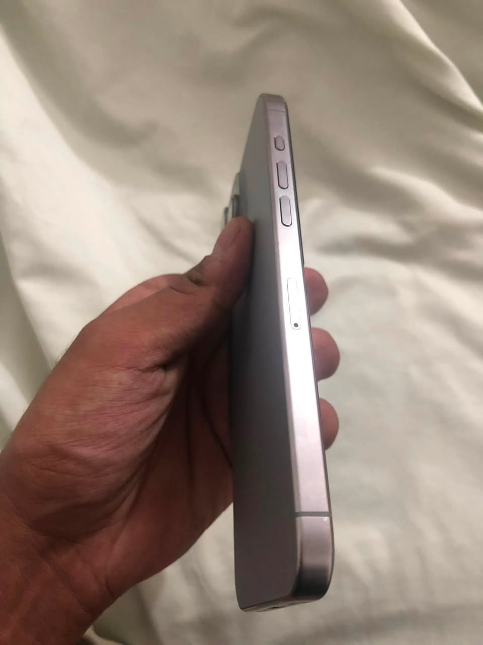 السلام عليكم ايفون 15promax ماستر
ذاكره 256
 بطاريه 86
 النضافه 100% زلغ مابي
ملاحضه: بس الكزازه مال كاميرات اني بدلتهن فتحتهن من جهاز ثاني يعني ماكو اي فرق 
كارتونته ويا 
السعر 975 وبي مجال بسيط 
مكاني الزعفرانيه شارع المعهد 
*********** واتساب 24 ساعه
