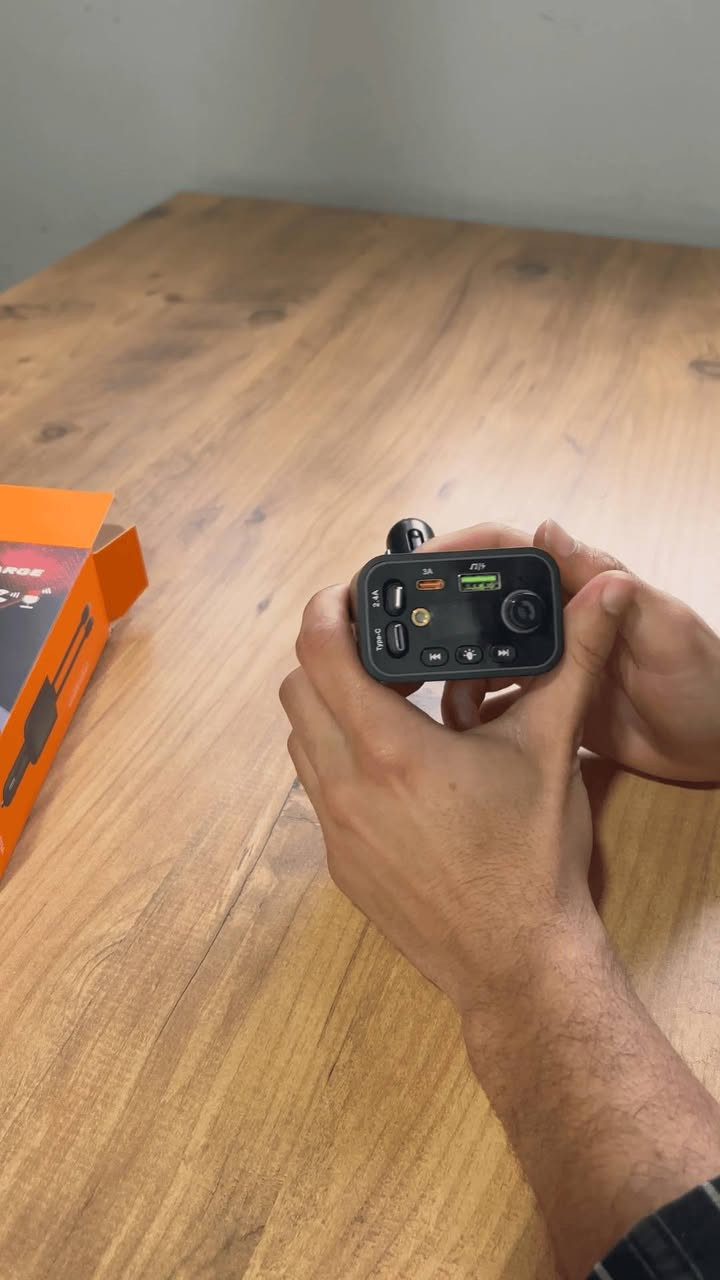 شاحن فيتة للسيارة مع نشرة روز رايز

الاستخدامات

شحن الهواتف والأجهزة الذكية داخل السيارة بسرعة عالية.

تشغيل الموسيقى من الهاتف إلى سماعات السيارة عبر البلوتوث.

إجراء المكالمات الهاتفية بدون استخدام اليدين أثناء القيادة.

تشغيل الموسيقى من فلاش USB أو بطاقة الذاكرة داخل السيارة.

بث الصوت إلى راديو السيارة عبر خاصية FM transmitter.

المميزات

شاحن سيارة متعدد الوظائف 5 في 1 يجمع بين الشحن وتشغيل الموسيقى.

قدرة شحن تصل إلى 120 واط للشحن السريع.

يدعم Bluetooth V5.3 + EDR لاتصال مستقر وسريع.

يحتوي على عدة منافذ شحن:

منفذ USB 3A

منفذ USB 2.4A

منفذ Type-C

يدعم تشغيل الموسيقى من USB  TF Card.

يدعم صيغ الصوت MP3  APE  FLAC  WAV  WMA.

يدعم مكالمات Hands-Free أثناء القيادة.

شاشة LED لعرض التردد وحالة التشغيل.

إضاءة LED ملونة تعطي مظهر أنيق داخل السيارة.

نطاق تردد FM من 87.5 إلى 108 MHz.

يدعم بطاقات ذاكرة حتى 32GB.

يعمل على جهد DC 12-24V مناسب لمعظم السيارات.

مسافة إرسال FM تصل إلى 5 متر.

محتويات الصندوق

جهاز شاحن السيارة البلوتوث.

دليل الاستخدام.

الملاحظات

قياس الكارتون:

الطول: 8 سم  العرض: 5 سم  الارتفاع: 20 سم.

قياس المنتج:

الطول: 6 سم  العرض: 4 سم  الارتفاع: 14 سم.

طول أسلاك الشحن: 75 سم.


**إذا كنت صاحب هذا الإعلان وتريد حذفه لأي سبب، رجاءا أرسل رسالة إلى الدعم الفني**