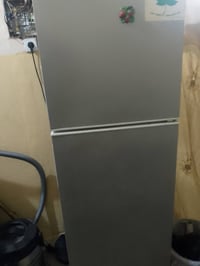 ثلاجه للبيع اللون رصاصي  السعر 200 التواصل 07719029747