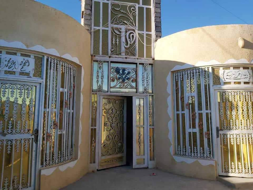 السلام عليكم بيت للبيع المساحه 400 بناء 200 وباقي 200 حي جسوم اخر شارع رابع بيت  كل خدمات واصله مجاري مقرنص سبيس  ماي السعر 47      ***********
