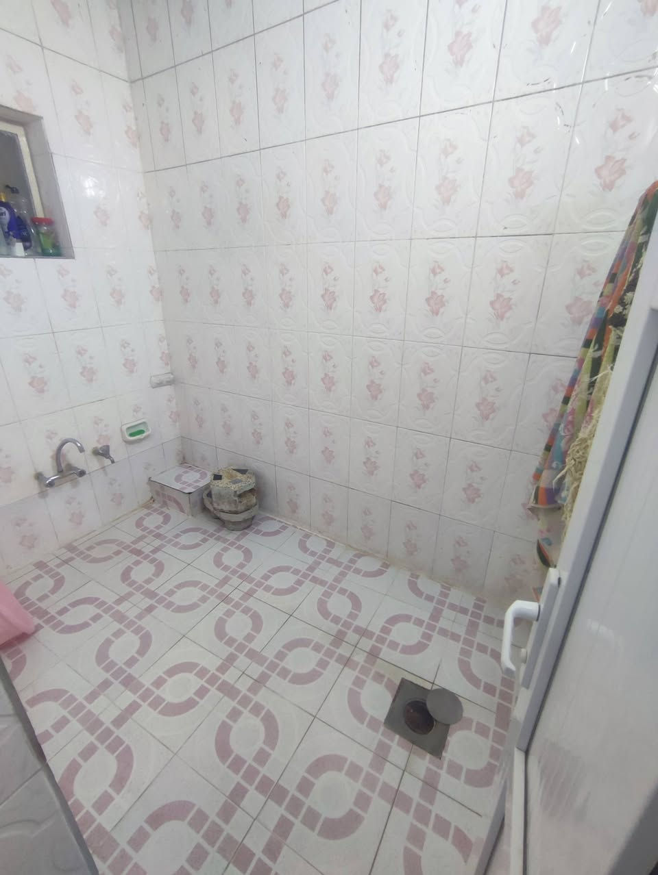 دار للبيع في حي المشراق اتجاه قبله المساحه 263 الواجهه 10 طابق ونصف
يحتوي الطابق الاول على 2غرف نوم وصاله واستقبال ومطبخ وصحيات 
الطابق الثاني غرفة نوم وهول وصحيات 
للا ستفسار الاتصال على الرقم 
***********
***********
السعر ٣٥٠ مليون وقابل للتفاوض 
تحويل مباشر من صاحب الدار
