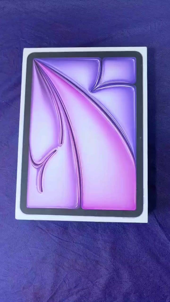 اليوم عندي لكم عرض "لُقطة" وما يتفوت. هذا الآيباد Air 7 آخر إصدار، البارحة بيدي فتحته من الكارتونة (Unboxing)، والجهاز حرفياً بعده بريحة الشركة!
ليش هذا الآيباد صيدة؟
​الحالة: جديد زيرو، مستخدم كم ساعة بس.
​البطارية: عدد دورات الشحن (Cycle Count) هي مرة واحدة فقط! يعني البطارية بقمة عطائها.
​الذاكرة: 128 جيجا، تكفي وتزيد لكل شغلك وألعابك.
​الملحقات: الكارتونة وكل أغراضه الأصلية وياه، وما شخط ولا لمسة.
​ليش دا أبيعه؟
الأمانة مطلوبة، الجهاز ما بيه أي عيب ومثل الورد، بس صراحة ما رهم ويا طبيعة شغلي وحبيت أعرضه لشخص يستفاد منه وهو "جديد لنج" بدل ما يظل يمي.
للاستفسار :*********** انتصال او واتساب
