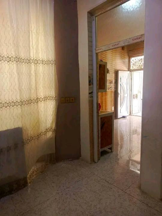 للبيع مساحه (١٥٠ ) واجه (٧٥٠) ونزال (٢٠) تقاطع القدس مجاور مستشفى اورام قريب على شارع العام بناء حديث كامل من كل شي بس حول غراضك خدمات موجوده فقط تبليط متكون من غرفه نوم وصحيات ومطبخ وصاله واستقبال وكراج سياره ومناور طابو زراعي  ***********
