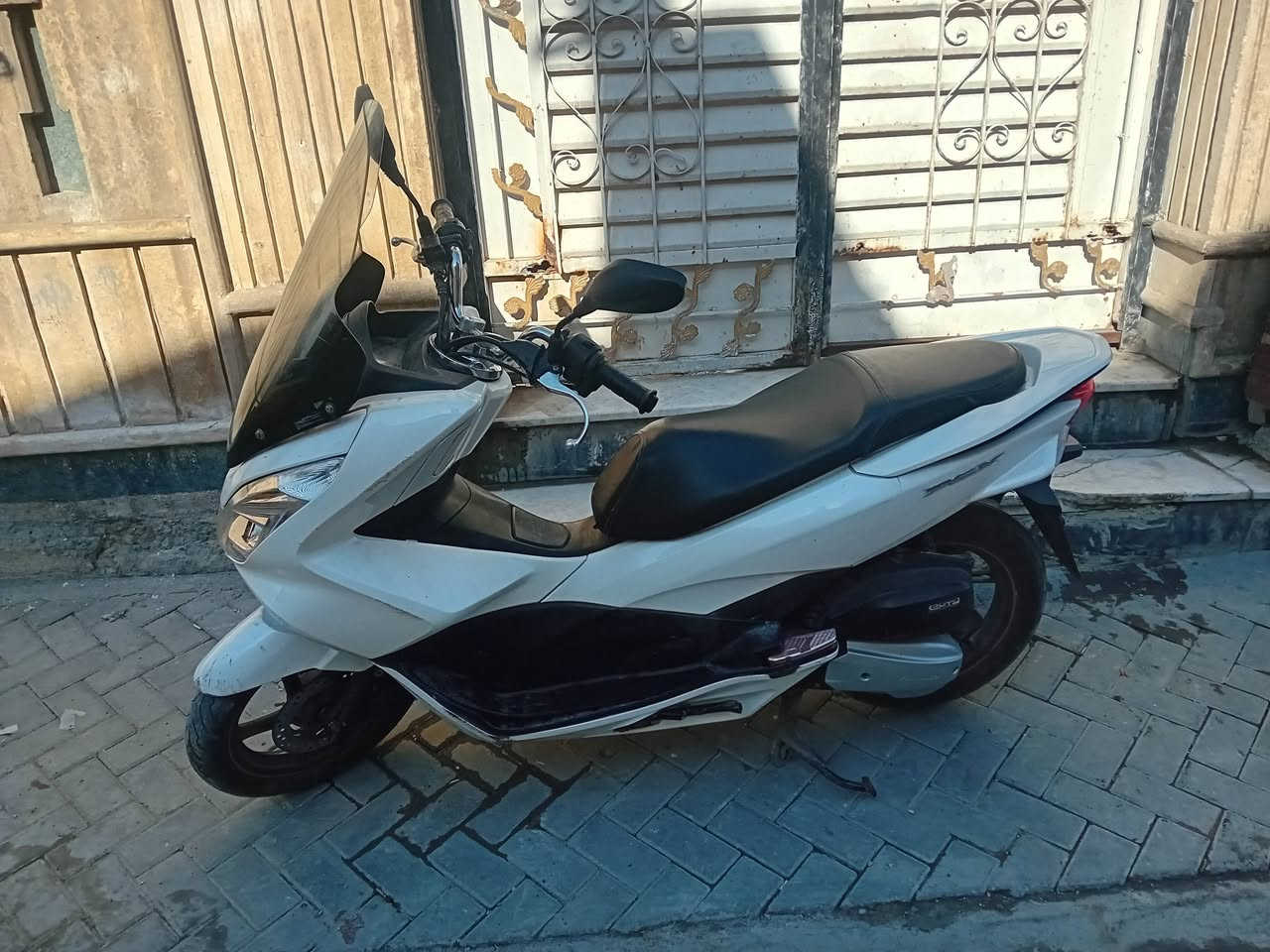 سلام عليكم شباب
دراجة PCX جيل ثاني ماليزي 

مكينة 150 

مواصفات تدفئة بل يدات 

دراجة بلادية ونضيفة حيل               تجي شوفهة احلى من صور وبل عافية الي صير من نصيبة 

والسعر 1850وبيهة مجال قليل كلش 

مكاني مدينة الصدر  ***********
