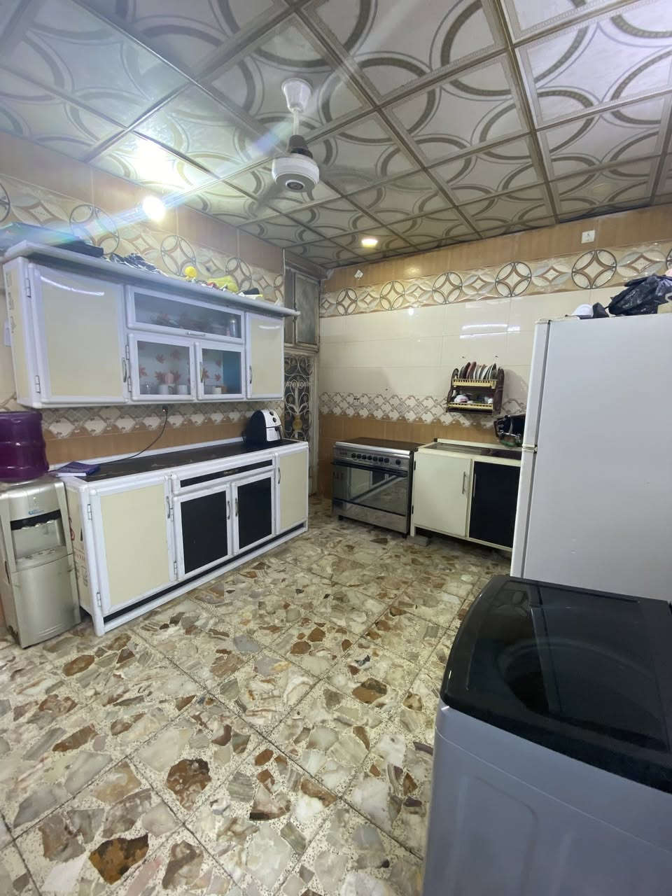 السلام عليكم 
#بيت للبيع بالجربوعية الاولى قرب ابو علي البصرواي خلف الشارع العام قرب حسينية الامام الرضا مساحة البيت 100 م بناء 2016 كونكريت مسلح يتكون البيت من براني ومطبخ وصالة وغرفة جوة وغرفة فوك 
للاستفسار:***********
