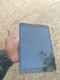 ايباد تسعه ذاكرته اربعه وستين جهاز نضيف بس مبدل شاشه أصليه الشراي يدخل...