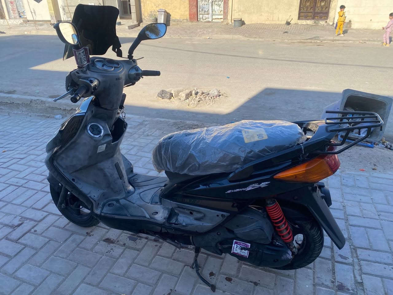 السلام عليكم سكنس فحل كابريتر الدراجة خير من الله ومكينة بلادي وما بيها اي نقص تاخذها مكفولة مني 
السعر مليون وبيها مجال مكاني مدينة الصدر 
***********
