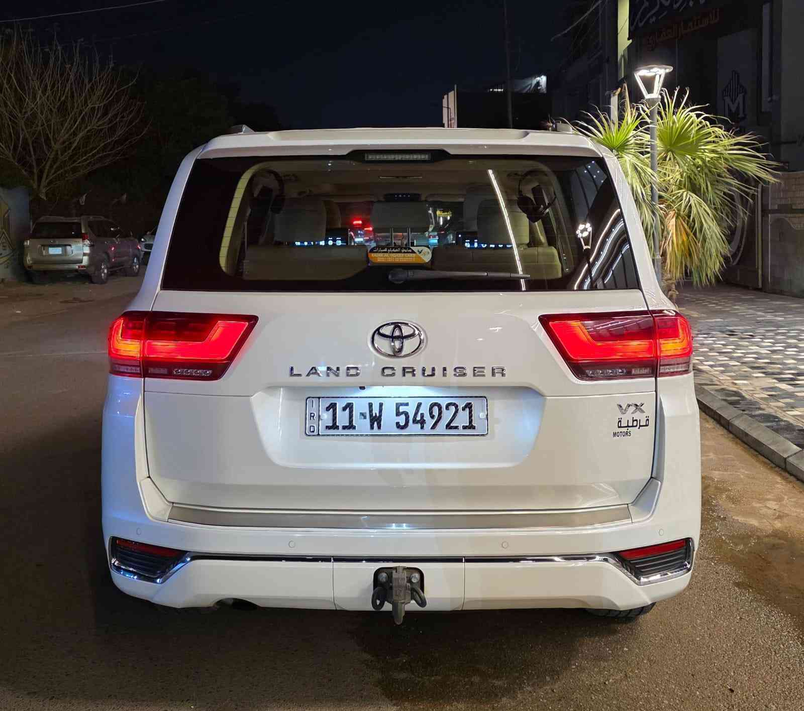 السلام عليكم للبيع لاندكروز  VX ابريم اصلي
ماشيه 70  الف كيلو. كفاله عامة ماعده الرصعتين بل باب خلف السائق موضح بل صوره  السعر 625 $ 
***********
