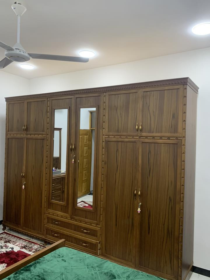 السلام عليكم 
اخوان غرفه نوم صاج خشب ثقيل مشتغلها تفصال درجة اولى مصارلها عندي تقريباً شهر و نص بس صارت عندي شيله تحويلة ب شقة صغير والغرفة كبيرة 
للاستفسار اتصل : ***********
