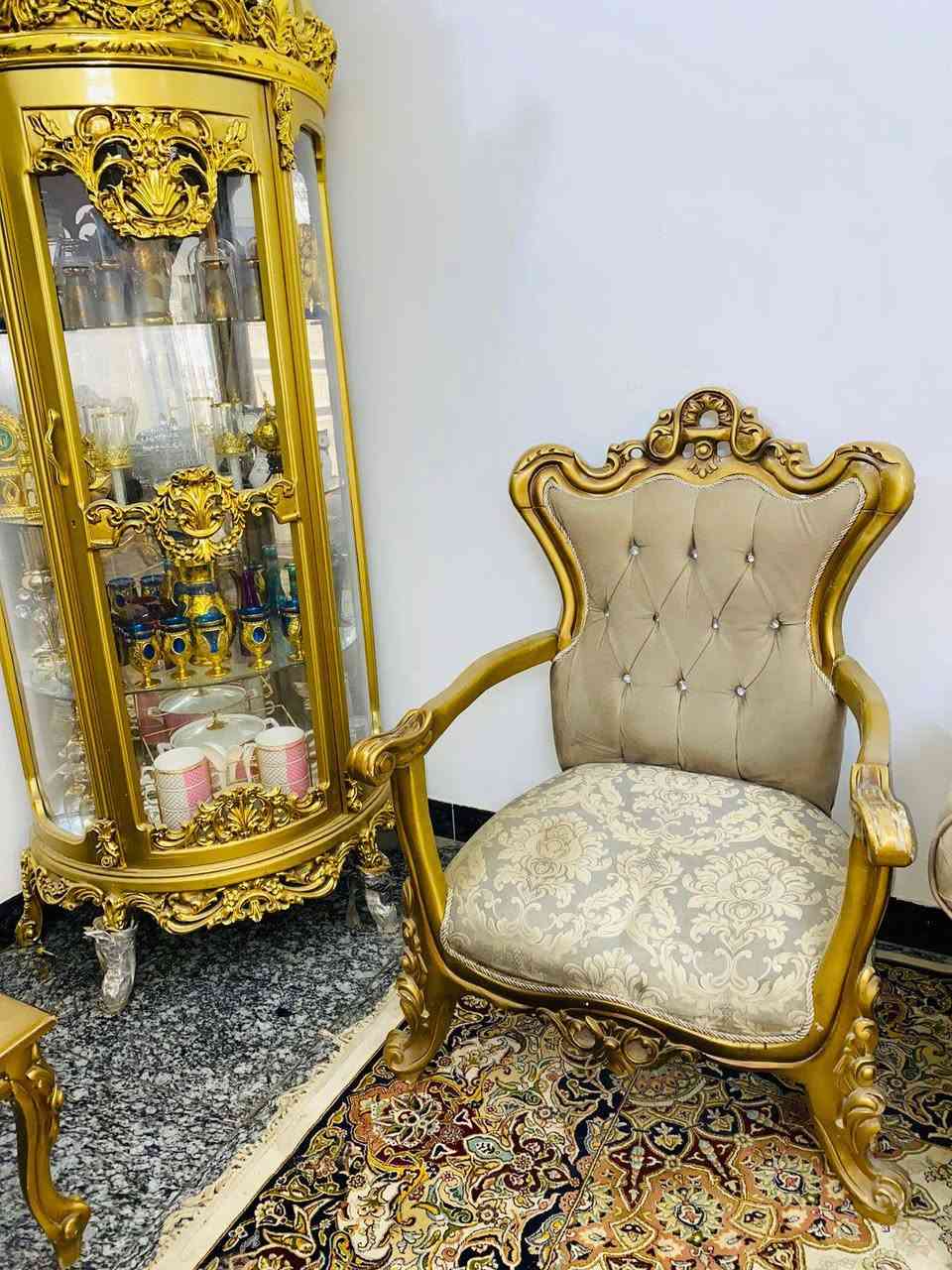 السلام عليكم 
تخم تركي زان عشر مقاعد 
نضيف مثل ماا موضح بلصور وياا طبله وسطيه كبيره 
السعر 650 وبي مجال العنوان شارع فلسطين 
***********
