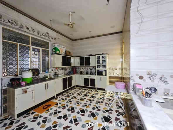 بسم الله توكلنا على الله 
بيت للبيع مساحه 200 متر طابو طابق واحد 
منطقه الصحفين مقابيل مستشفى اللبناني 
بناء حديث 2023 كونكريت الاستقبال 4×7
كراج سياره صاله كبيره منور صحيات مطبخ حار وبارد غرفتين نوم 4×5 البيت يحتوي ع صالون نسائي الاستفسار 
***********
*********** عمارة
