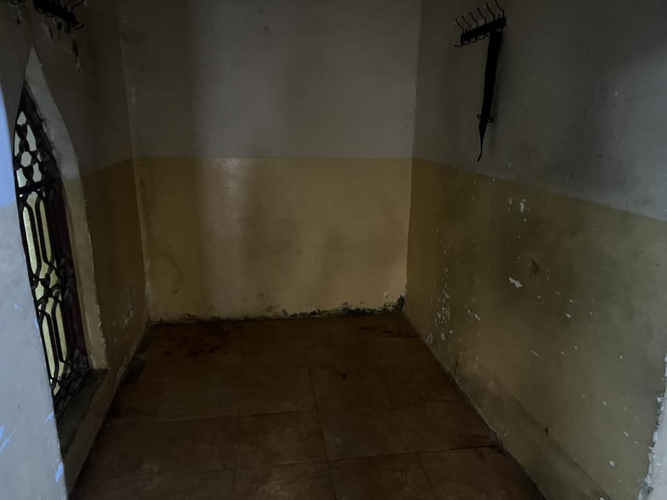 سلام عليكم بيت اليجار في 5ميل بيت نضيف بي غرفه نوم 1وصاله ودوانيه ومطبخ وصحيات وطارمه الستفسار على الرقام تاليه 
***********//***********
عقارات ابو علي الجابري
