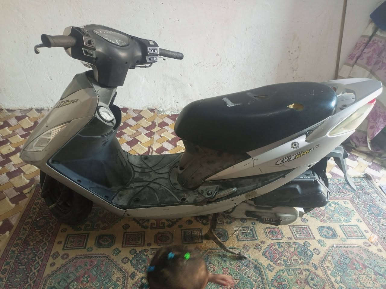 السلام عليكم دراجه البيع دراجه شغاله بس الفيتم ما يصعد بانزين الكابريته كهربائيات كله شغاله سلف
ولهندر فالته سبرنكه مالته من جوه سرعته 140
عنواني القبله
سعر 250 وبيهه مجال

 ***********
