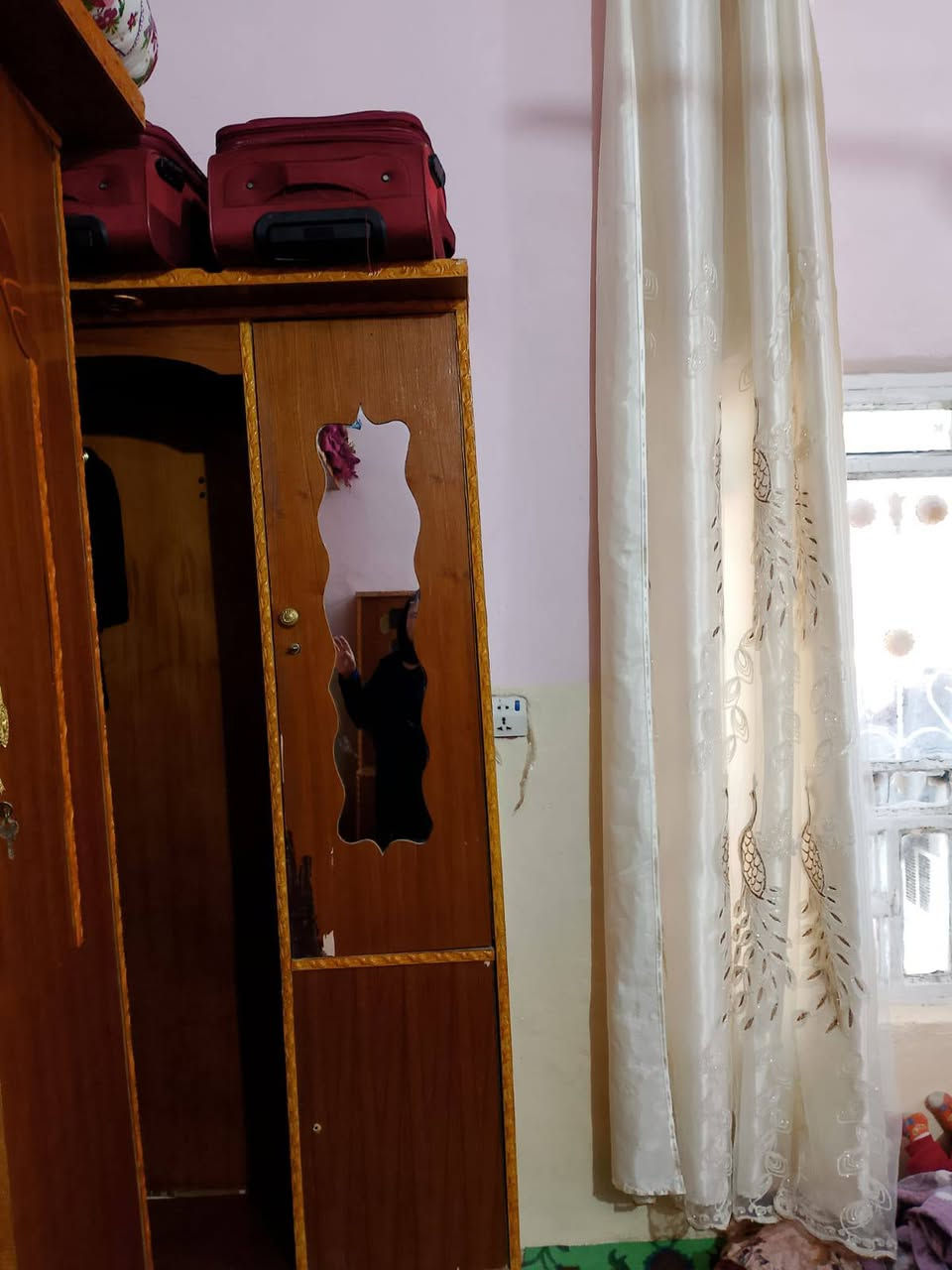 السلام عليكم غرفة اخشاب عراقي نضيفة السعر 400وبيهة مجال موجود خاص او اتصال ***********
