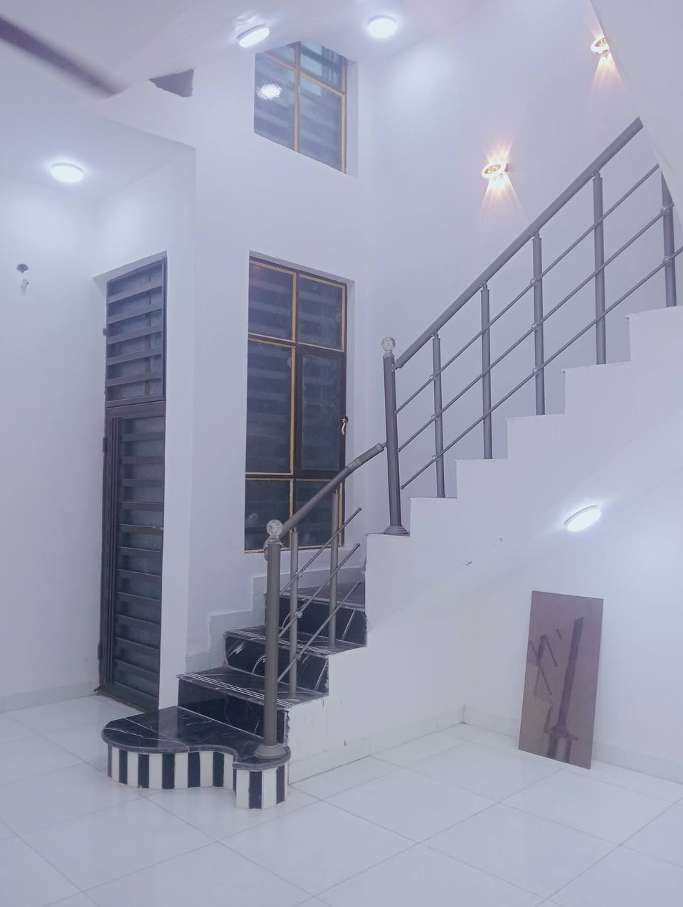 السلام عليكم 
بيت طابقين 100متر حرف تي مفتوح على ساحه للبيع منطقة 86 شريط الموضفين بنيان جديد كونكريت جسور طابوق جمهوري الطابق الأول يحتوي على الاستقبال طول 6 متر مطبخ حار وبارد صاله 5 أمتار  مفتوحه عل طابق الثاني وغرفه 4 أمتار وحمامات عدد2 + منور الطابق الثاني يحتوي على غرفتين وحده 4 ب5 والثانيه 5 ب5+ صاله 8 أمتار+منور وحمامات عدد2 يحتوي البيت على منضومة سبالت+منضومة غاز+منضومة ماء أمطار +خدمات كامله مدارس متوسطه ابتدائيه اعدادية مقابيل البيت للأستفسار الاتصال على الرقم ***********
