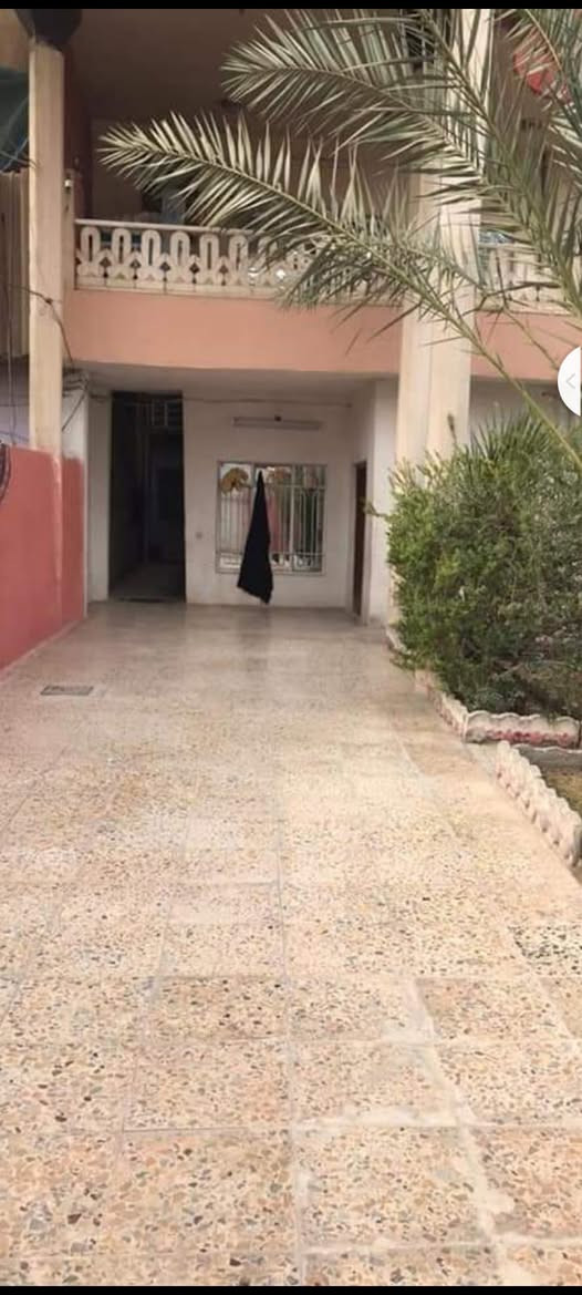 بيت ملك صرف في بوب. الشام المساحه 300متر. درجه اولى مسلح طابقين. تاريخ البناء 2010 وفيه اجازه بناء وخرائط بناء يحتوي على خمس  غرف  فوك وملحقاته واستقبال  ومطبخ. وغرفه نوم وهول وخدماته وحديقة. وكراج 10متر. والسطح شتايكر. مسلح  للمشتري للاستفسار رقم الهاتف. واتساب،***********. 
رقم ثاني *********** في بغداد
