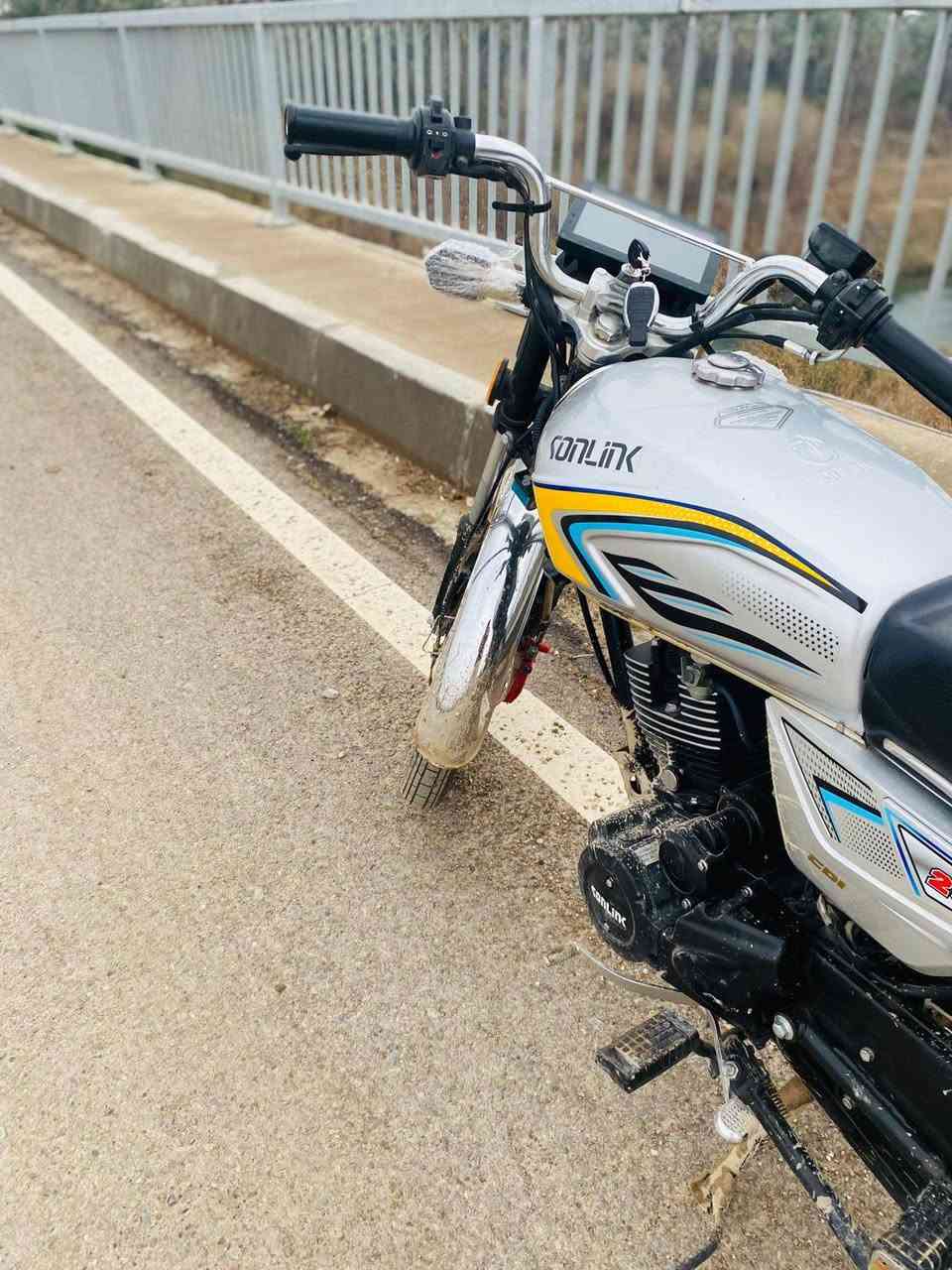 ياالله
سلام عليكم شباب دراجه سيفان للبيع  

لون سلفر 

درجة خير من الله شلعه معدل 

شرط طك فلين
جيب بانزين بيدك وتعال 

موديل 25محرك 200 cc

سعرهه775وبيهه مجال للطيبين هه***********

مكاني ديالى ناحيه السلام . قريت  (  اصريوات)📍📍

والي مايعرف بسعارهن ﻼ يكسر بحلال العالم 

نورنه بكلمه مثل وجهك الطيب
