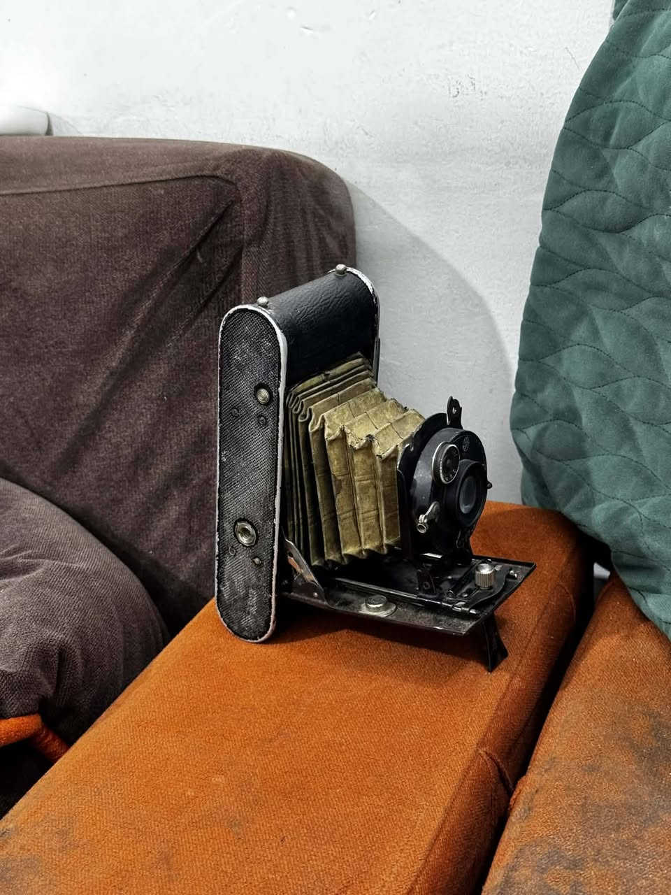كامرة قديمة صناعة الثلاثينات نضيفة لكن بابها مينطبك تحتاج ادامة السعر 25 الف نهائي نهائي *********** بغداد يوجد توصيل
