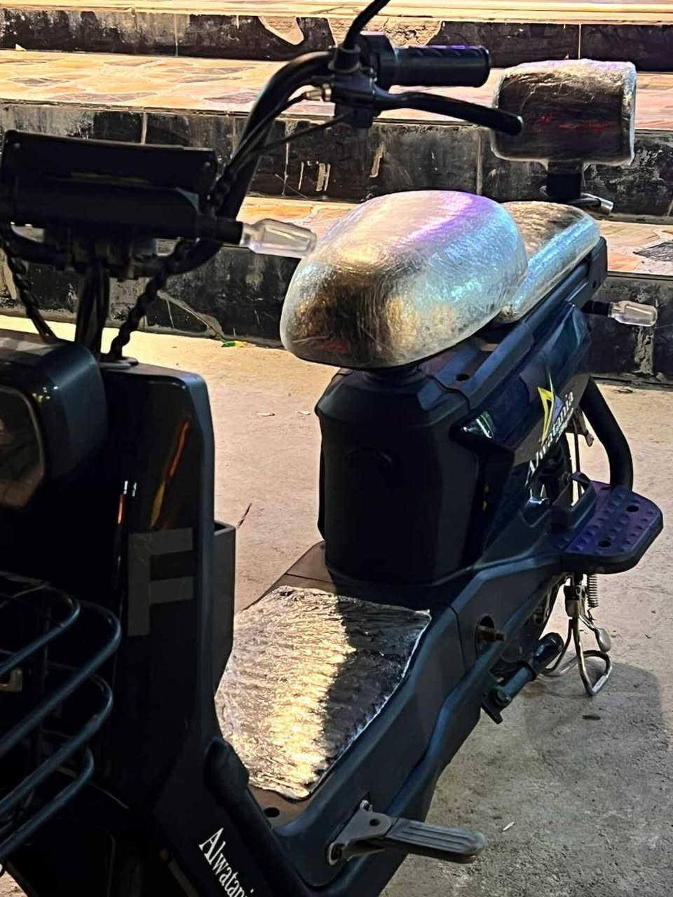 سلام عليكم  ماطور شحن  كامل الموصفات يحتوي الماطور على موصفات السعر 350 وبي مجال
1:نظام التشغيل عن بعد مع جهاز حساس 
2:نظام الاشارات شغل يمين يسار 
3:حساسات ونظام سرقة 
4:خمسه بطاريات دبل 
5:بي 3نمر يمشي 40 حقيقي
ملف 2000 والشاحنه 60واط
الماطور كله شغال الله شاهد 
للتواصل 
***********
للبيع فقط بدون مراوسه
