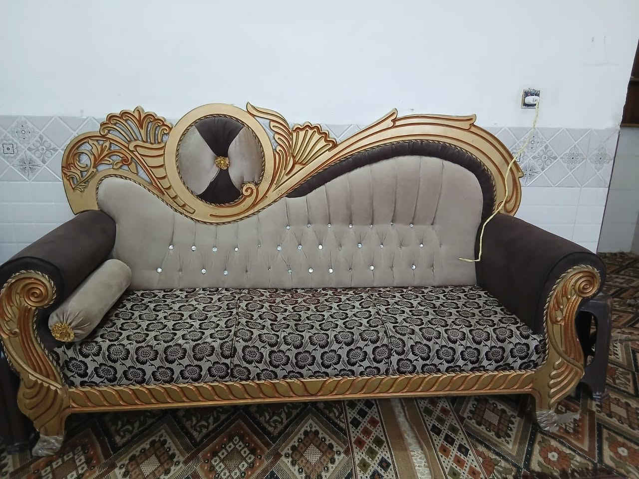 سلام عليكم تخم 10 مقاعد ملكي جديد مابي اي شي كلش حلو للبيع سعر 375 وبي مجال ***********
