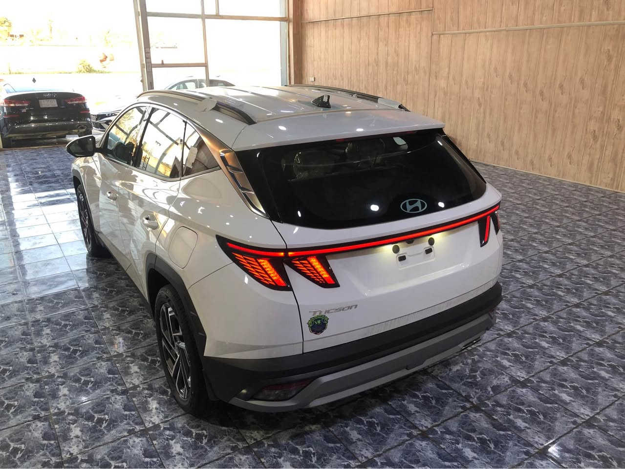 السلام عليكم 

للبيع (توسان 2025) زيروووو ماشيه (51) كيلو فقط 

السعر المطلوب 34,500 مليون 

“ملاحظه" : السيارة فوللل مواصفات ما عدا (البنراما)
مواصفات ( بصمه عداد الاكتروني مع شاشه متصله ثلاث وضعيات قياده سايد بريك بصمه مانع انزلاق جنطه كهرباء كامره خلفيه 360درجه مع حساس امامي خلفي تحكم ستيرن كامل لد نهاري LED  مع مساعد منحدرات مع قطعتين تبريد مع اوتو هولد مع مقاعد الاماميه تدفئه تبريد مع بردات خلفيه مع شاحن لاسلكي مع مقاعد الاماميه كهرباء مري شفط اشارة بالمري تشغيل عن بعد )

للاستفسار الاتصال 
*********** كربلاء, العراق
