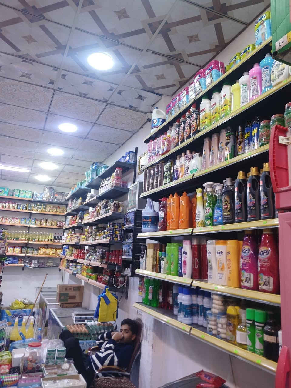 سلام عليكم
ماركت للبيع هو وغراضه وسلعته والموقع ركن ويمه مدرستين عله ٤ دوامات يعني ٤ مدارس 
المكان ياسين خريبط مقابيل مدرسه حاتم محسن الدراجي 

١ شاشه 
٢ سستم كامرات 
٣ سبالت ٣ واحد منهم كنتوري
٤ سفينتين كبار 
٥ سلات جبس 
٦ رفوف 
٧ عارضات جكاير واكسسوارات 
٨ ميز كاشير 
٩ عارضات بطحيه ٣ مالاتي ١ شركه 
١٠ عارضات عاموديه ٤ مالاتي ٣ شركه 
١١ جام خانه ع طول الماركت

السبب الدراسه والوضيفه *

الدخل بالعطله ٤٥٠ الى ٥٥٠ 
الدخل بالمدارس ٥٥٠ الى ٧٠٠
رغم الاهمال وسوء الادارة 

الماركت واجهته كلها جام خانه 
ايجاره ٤٥٠ الف 

السعر ٢٢ مليون وبي مجال 
رقمي ***********

ملاحظه الماركت يفتح ٢٤ ساعه
