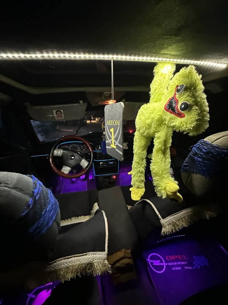 سەرەتا بەناوی خوای گەورە
ڤیکترا مۆدیل ١٩٩٠
مەکینە ٢٠ی ئەوروپی
گێڕو مەکینە تەقەوڕەقە کارەبایی هەموو گیانی بە شەرت
ئاڕم پلاستیک سلێمانی
بەشەرتی ئاڕم و ئەولیات موس بڕاوە
سلایتە ناو فۆڕمیکە چوار جام کارەباییە
چوار تایەی نوێی لەژێرە
سەیارەی ماڵەوەیە هی مەعڕەز نیە
دەعم و لێدراو هیچی نیە
چوار بەرە دەرگای نوێی لەسەرە
ناو داخلی زۆر جوانە
هەمووی کراوەتە ٩٥
دەعامی لۆ دەعامی بەشەرت

تکایە موشتەری نی بێزارمان مەکە
گۆڕینەوەم نیە تەنها فرۆشتنە
سعری 33 وەرەقە و مەعامەلەیەکی کەم
تێبینی ئەو جانتایەی سەری لەگەڵ نیە
ئادمینی گوڵ وەریگرە
***********
شوێن هەولێر أربيل, العراق
