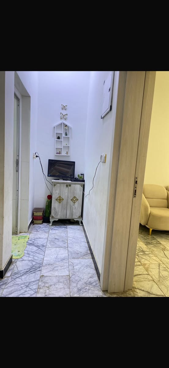 السلام عليكم بيت 🏡 للبيع في شارع بغداد خلف فندق كوديا طابقين بيت جديد المساحه 123 م  الواجه 7 م والنزال 18 م عرض الشارع 20 م 
مكتب الخزاعي للعقار 
/ ***********
