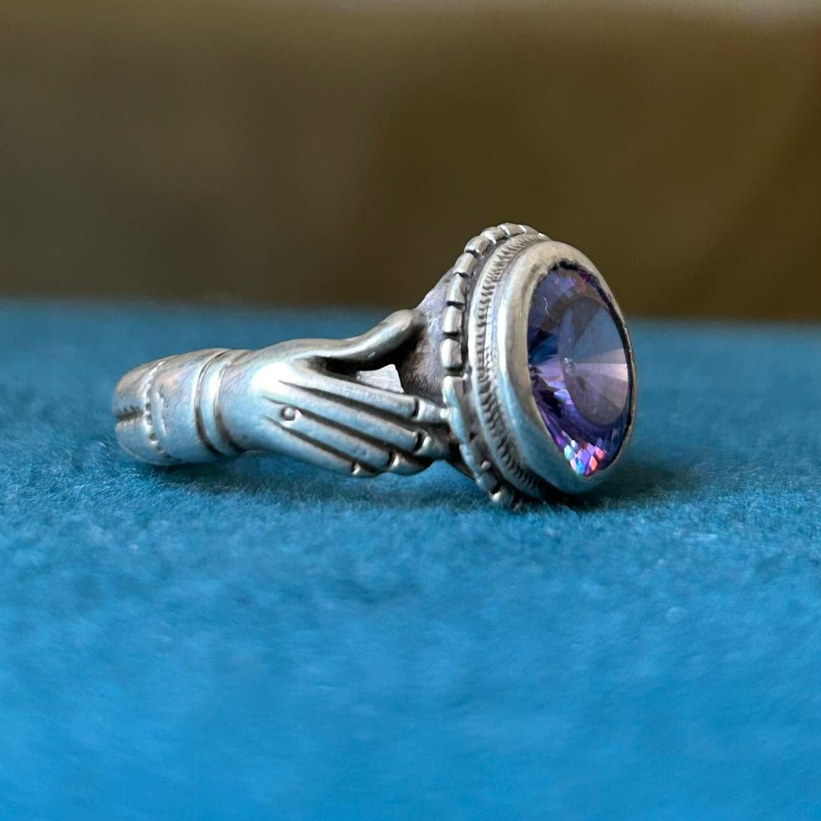 خاتم💍رجالي فضة مرصع بحجر الجمشت البنفسجي الزاهي بصياغة مميزة كفوف على جانبي الحجر 
قياس ١٩.٥ 
للطلب و الاستفسار مراسلة الصفحة 
او على رقم واتساب ***********
