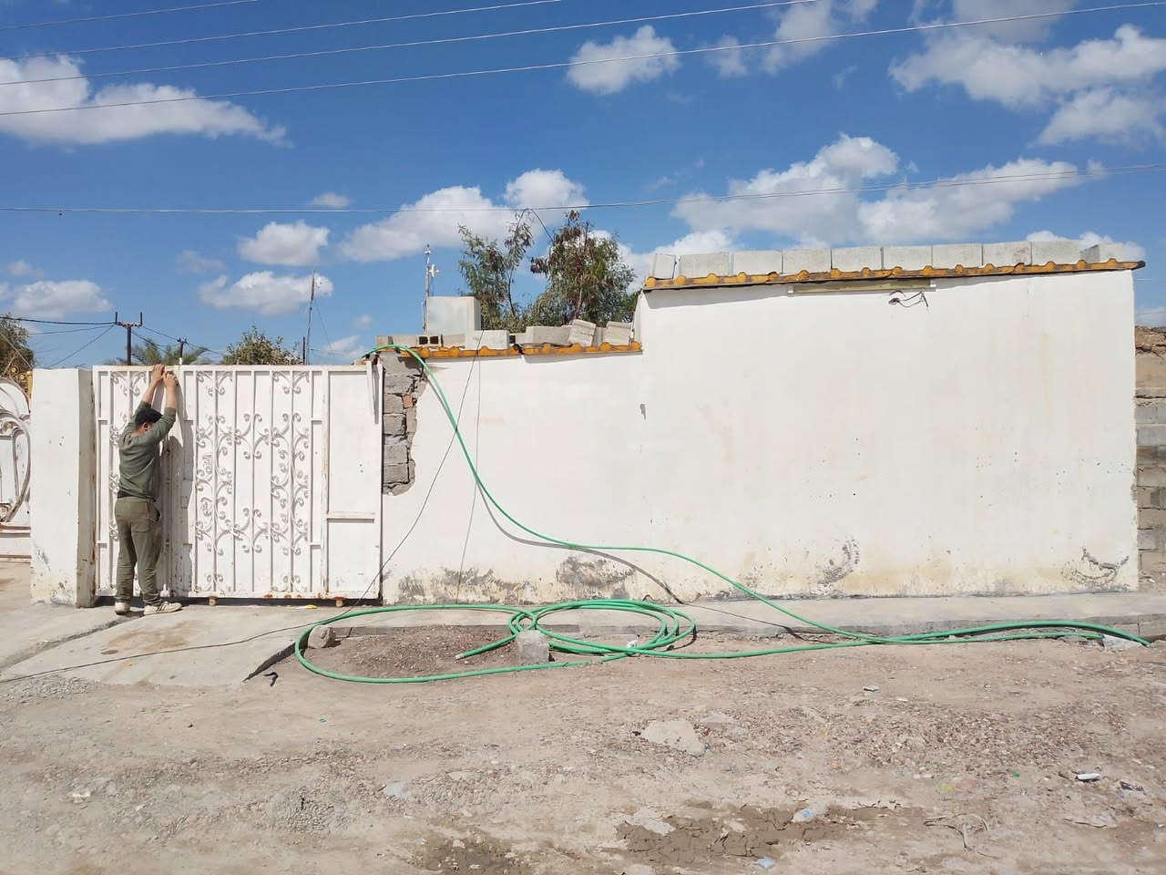 سلام عليكم عندي بيت مكون من مطبخ و صحيات داخل وخارج غرفت  النوم ودوانيا 7متر بل تجاوز في الجبيريه الأولى للبيع وسعر عل هاذ رقم ***********
