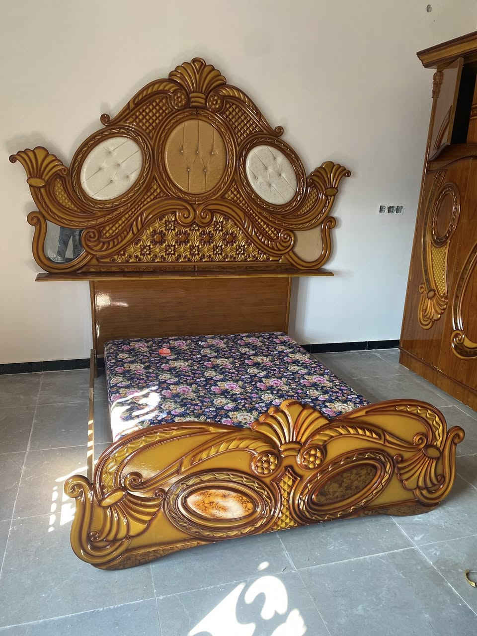 السلام عليكم
غرفه نوم 😴 نجاره 
عنواني بصره التنومه 
سعر 1250وبيه مجال
رقم الهاتف ***********
