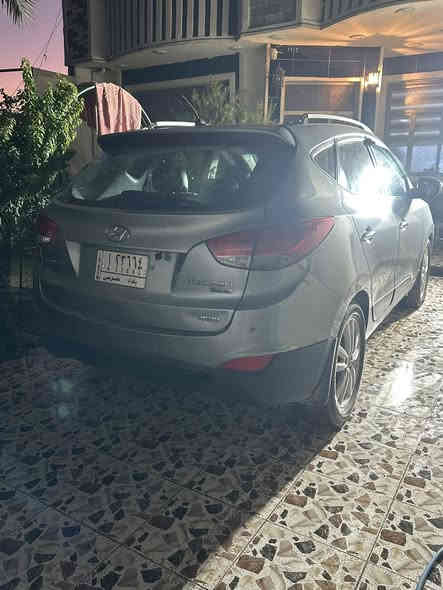 السلام عليكم 
توسان 2010. خليجيه. 2400. 
بدون حادث وصبغ.  
فول مواصفات.  بنرامه.  بصمه. كشتات جلد وكهرباء. 
شاشه. كأمره خلفيه   
السعر 120. 
مكان بغداد تراث
***********
