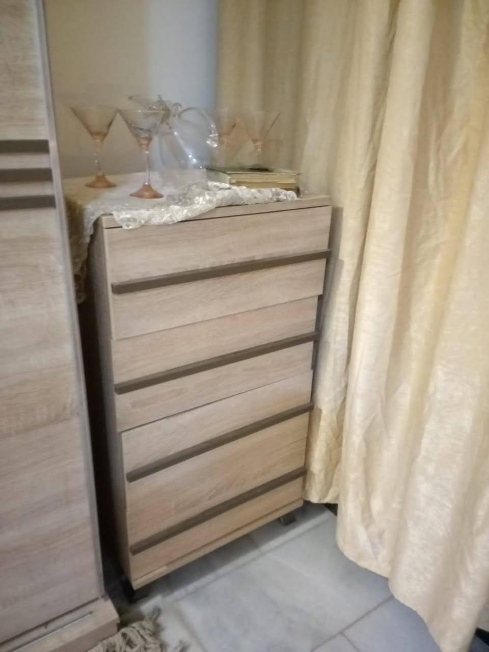 السلام عليكم شباب غرفة كاملة مكمله جديدة تركي إستعمال قليل اخت جديدة تجي وشوف بعينك السعر المطلوب 450 وبيها مجال قليل حك جيهة رقمي ‏‪***********‬‏
