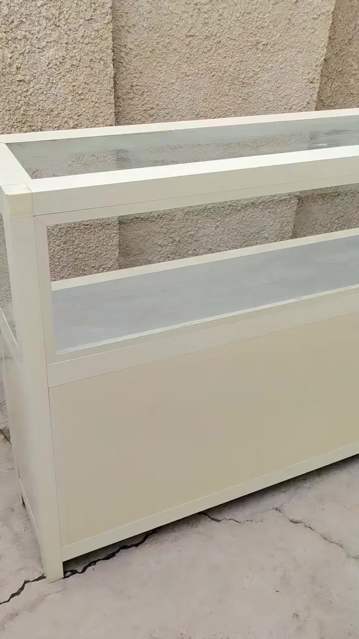 سلام عليكم فاترينات جدد استخدام قليل للبيع معا رفوف خشب ابيض لتواصل وتساب *********** او ***********
