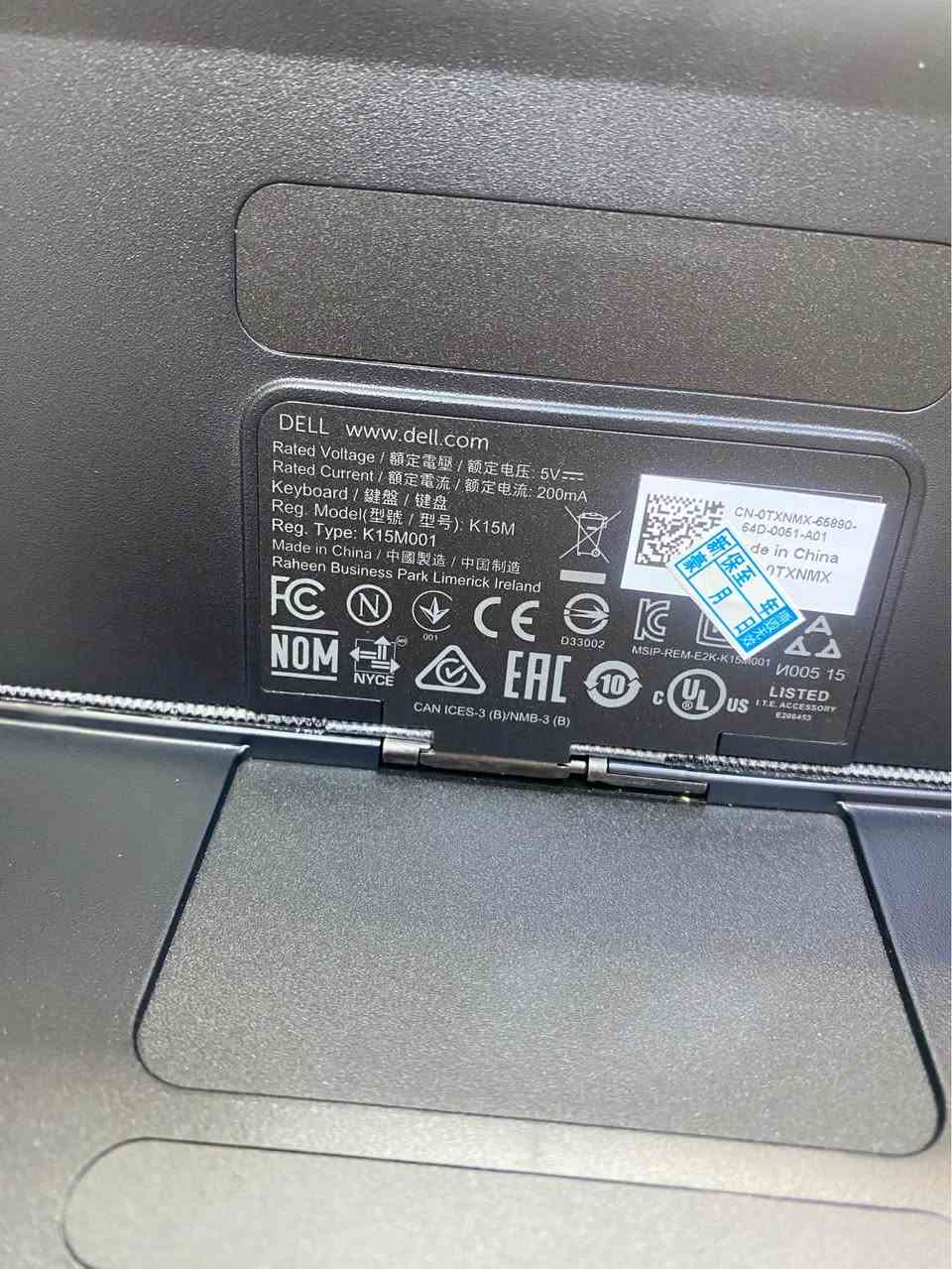 کیبۆرد و کەیسی ڕەسەنی کۆمپانیای Dell، مۆدێلی K15M، تایبەت بە تابلێت و لاپتۆپە شاشە جیاوەبووەکانی دێڵ.
• حاڵەت: لۆک و زۆر نوێ (وەک لە وێنەکان دیارە، هێشتا لەزگەی کارگەی بەسەرەوەیە).
• مۆدێلە گونجاوەکان: بەتەواوی دەبێت بۆ مۆدێلەکانی:
• Dell Latitude 5285 2-in-1
• Dell Latitude 5290 2-in-1
• تایبەتمەندییەکان:
• بەکارهێنانی زۆر ئاسانە و بە موگناتیس دەلکێت.
• ماوسەکەی (Touchpad) زۆر خێرا و وردە.
• کوالێتی دروستکردنی زۆر بەرزە و وەک پارێزەر (Cover) بۆ شاشەکەش بەکاردێت.
• تێبینی: کیبۆردەکە پیتی ژاپۆنی و ئینگلیزی لەسەرە، بەڵام لە ویندۆز وەک کیبۆردێکی ئاسایی کار دەکات و هیچ کێشەیەکی نییە. بشدار, السليمانية


**إذا كنت صاحب هذا الإعلان وتريد حذفه لأي سبب، رجاءا أرسل رسالة إلى الدعم الفني**