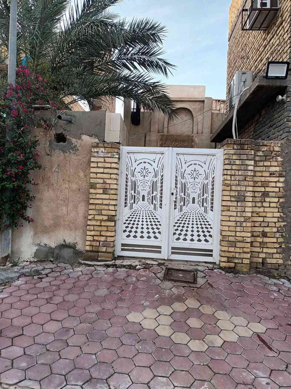 #عقار للبيع 
تموز  مقابل دائرة صحة واسط 
المساحة ٤٠٨م 
يحتوي على مشتمل 
البيت طابقين صالح للسكن 
يحتوي على ٥ غرف و٣هول واستقبال وصحيات داخلية وخارجية عدد٣ وكراج سيارة 
ركن على شارعين والمشتمل يحتوي على ٢غرف وهول واستقبال ومطبخ وصحيات .
لمعرفة تفاصيل اكثر الاتصال  بالرقم ***********
