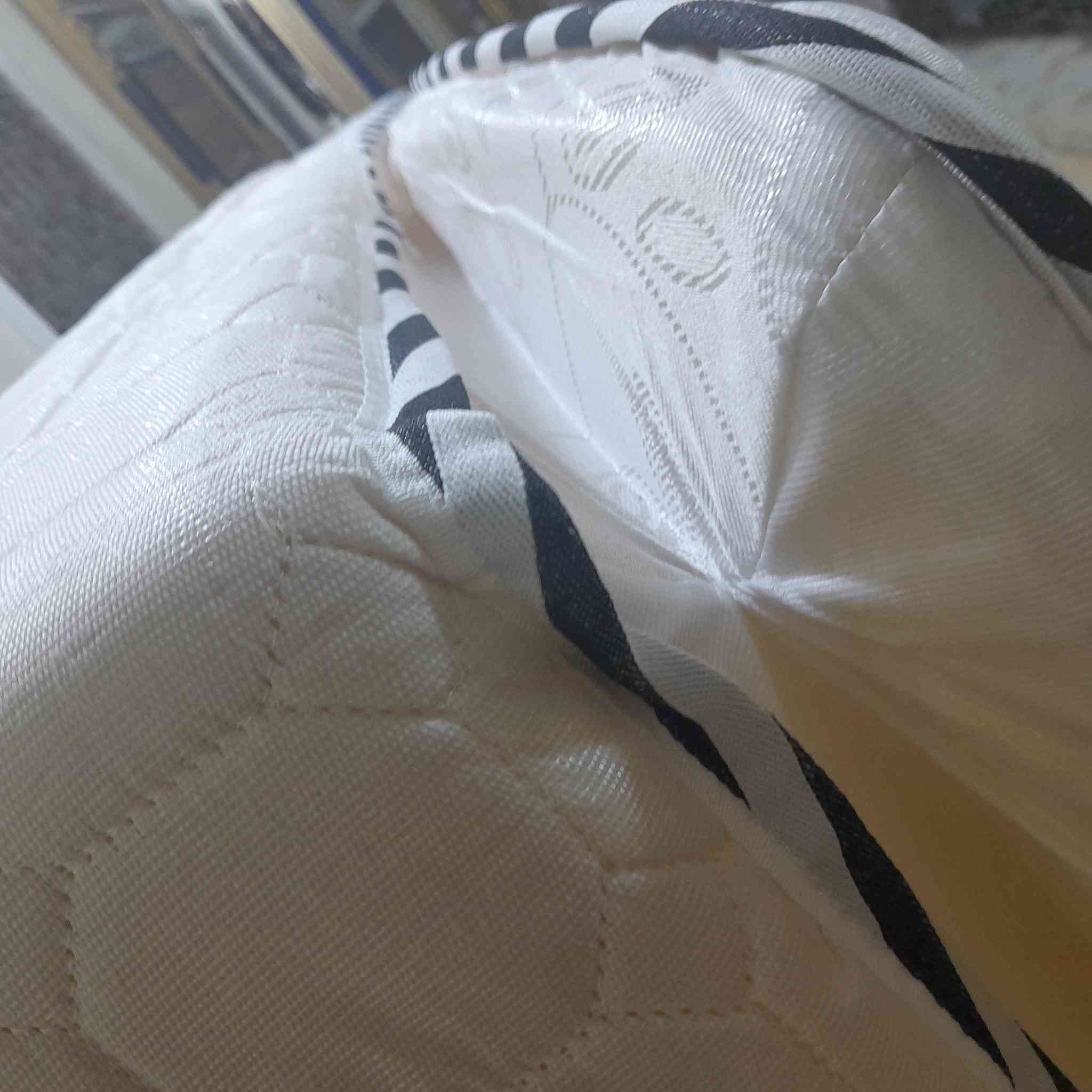 دوشك طبقتين اسفنج طبي جديد ما مستعمل للبيع
السعر 100 وبي مجال 
مكاني بغداد الجديده 
***********
